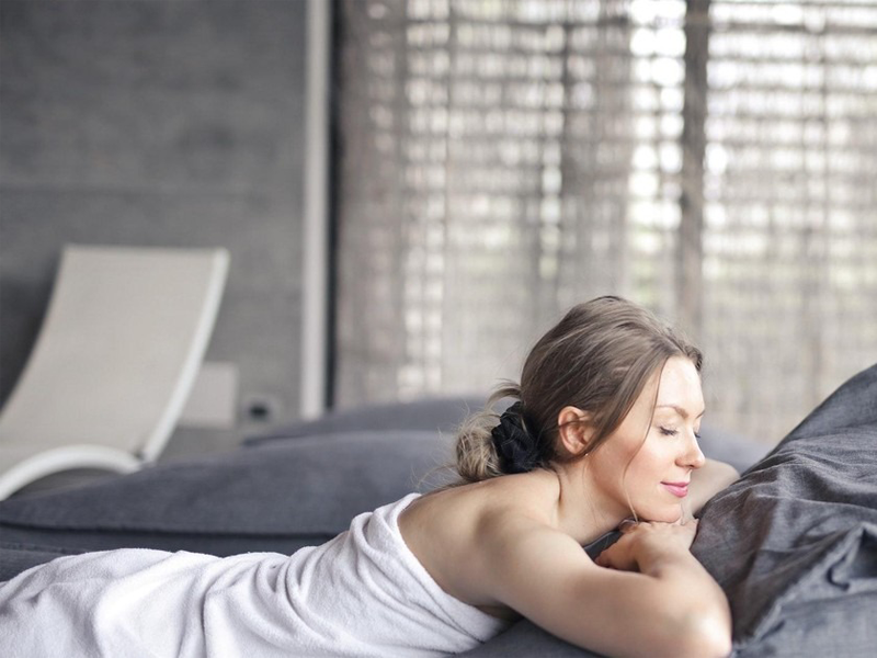 10-meo-giup-ban-ngu-mat-ngay-nong-khong-can-dieu-hoa