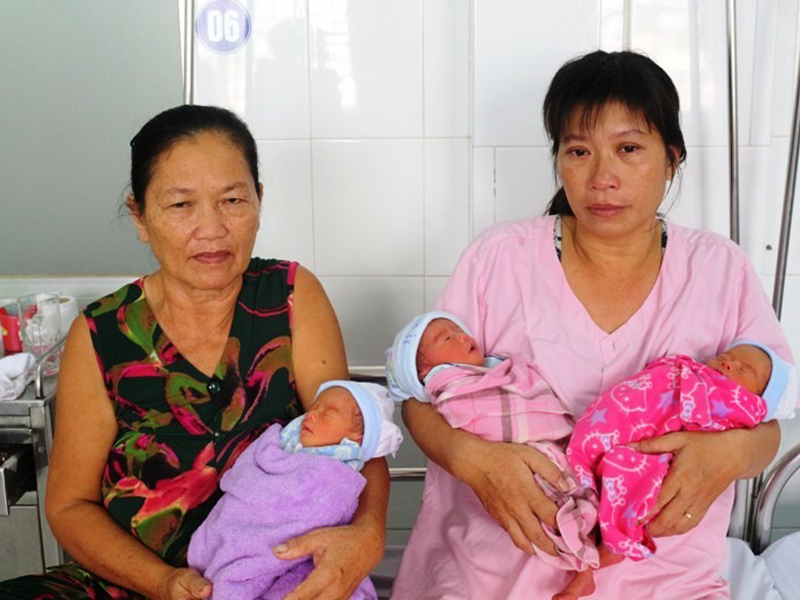 ba-me-39-tuoi-sinh-3-be-trai-khau-khinh