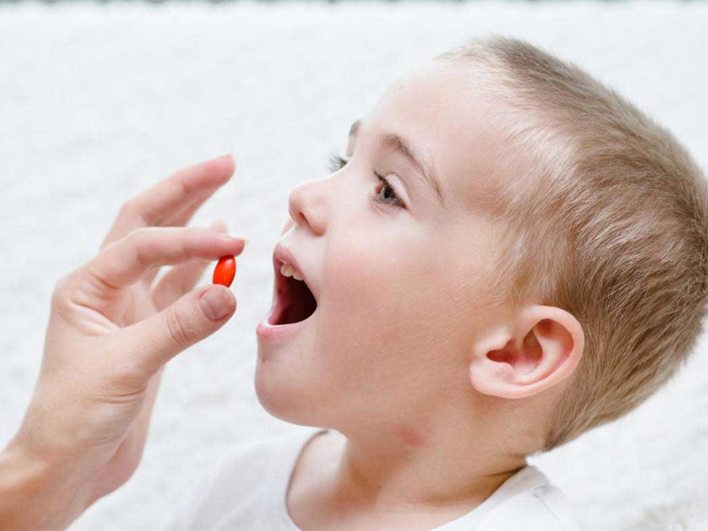 con-om-yeu-hon-vi-bo-me-dung-khang-sinh-sai-cach