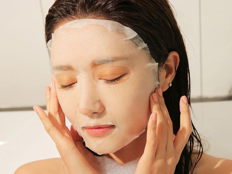 lam-dung-banh-trang-lam-trang-da-mun-mat-de-no-hoa