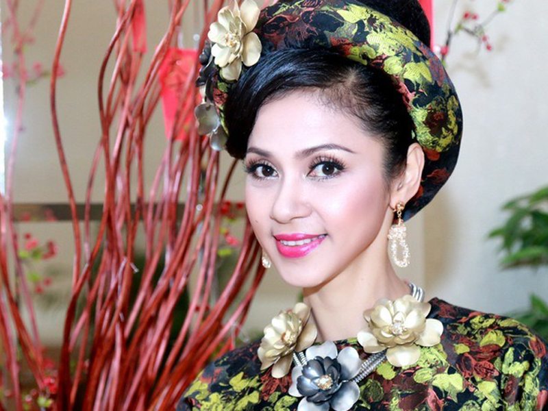 viet-trinh-rang-ngoi-khoe-ve-dep-khong-tuoi